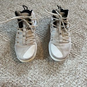 White nike basketball shoes